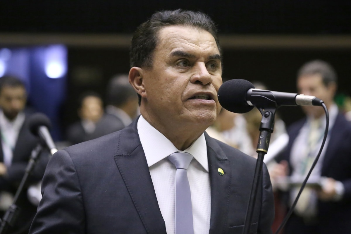 Quem é o deputado que usa verba pública para alugar SUV dos sobrinhos