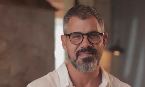 Juliano Cazarré é massacrado por famosos após abrir curso para homens