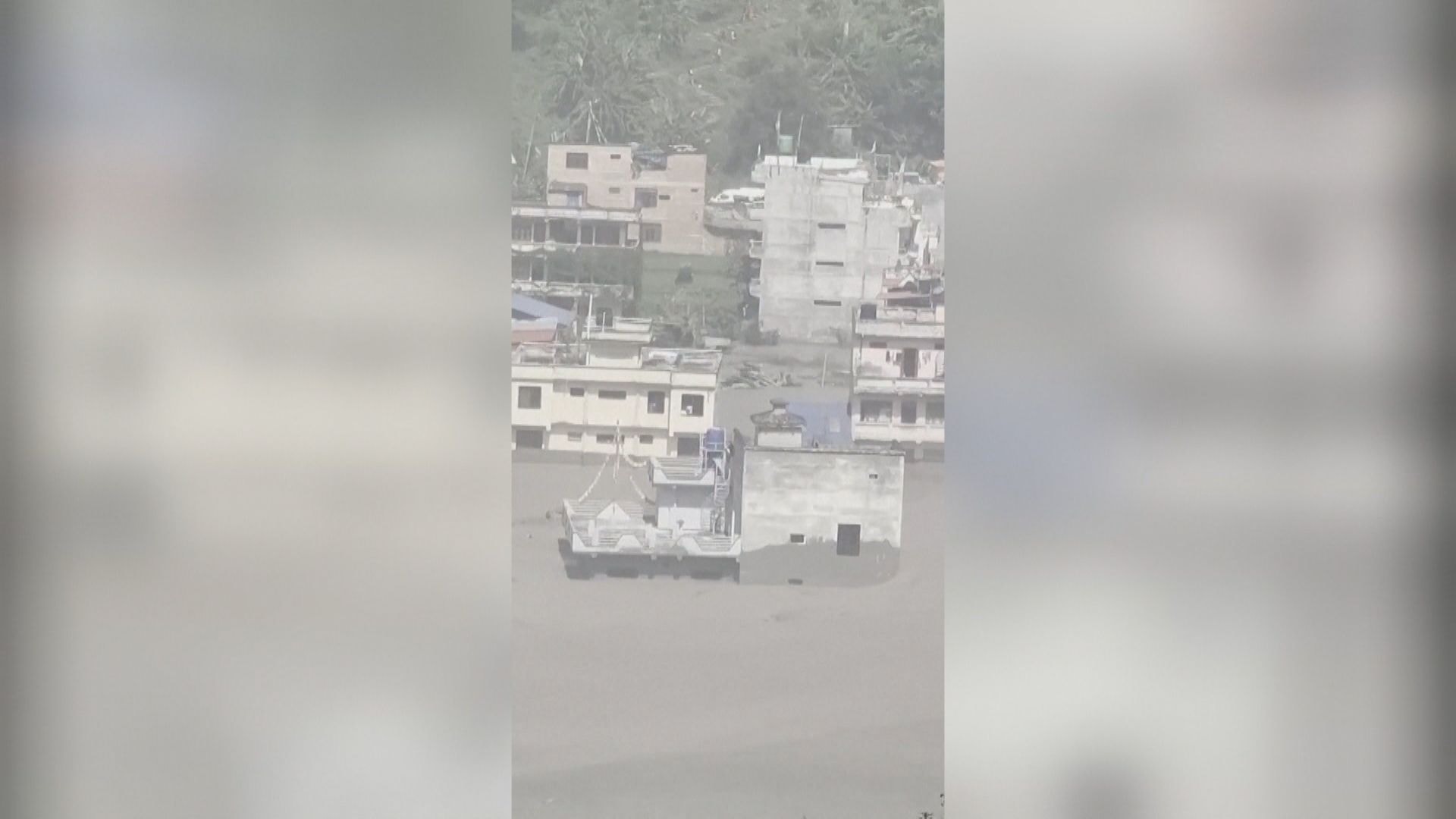 Equipes buscam por mais de 1.300 desaparecidos no Nepal e na China