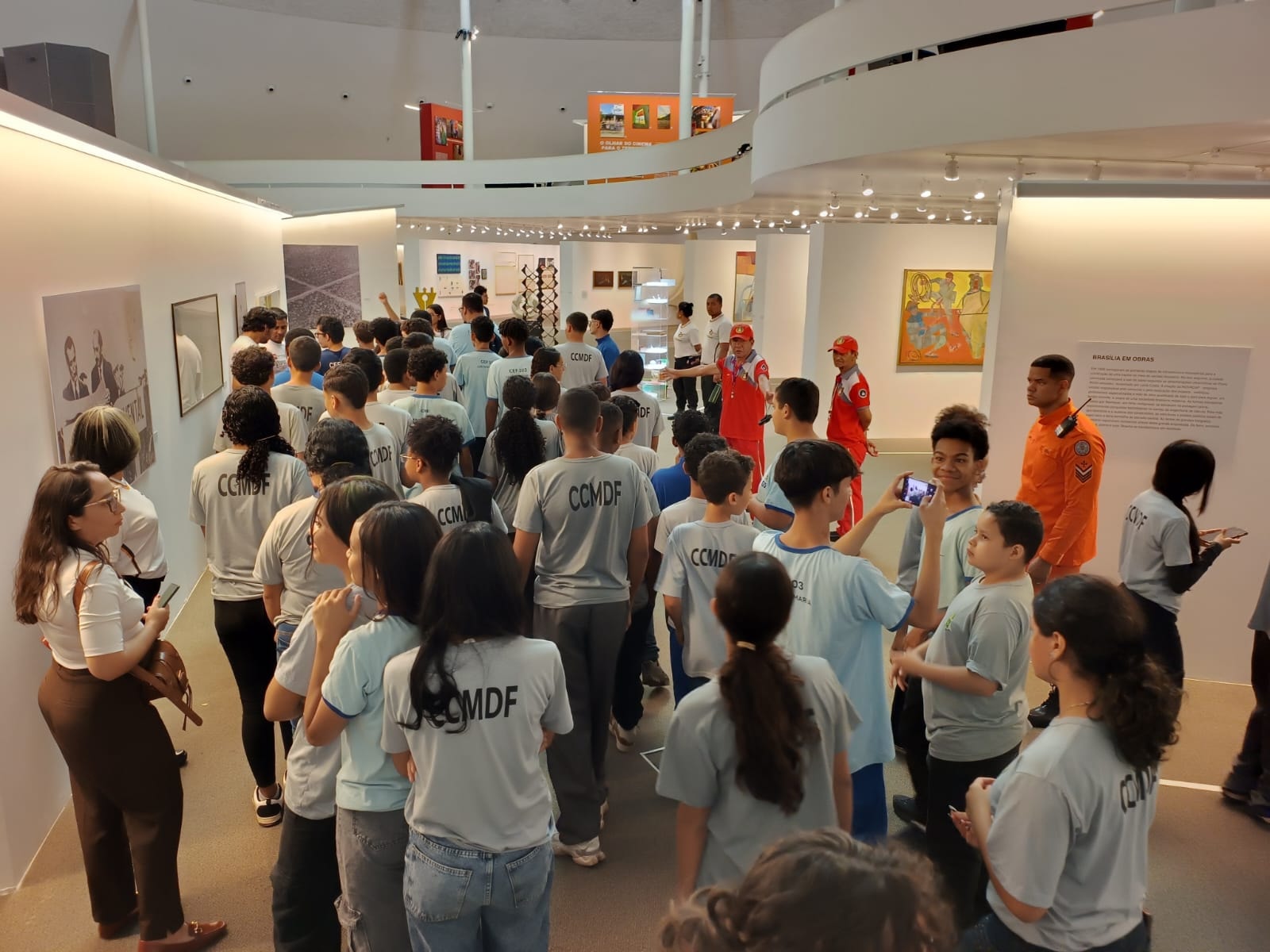 Utopias em construção: exposição do Metrópoles recebe alunos da Santa Maria