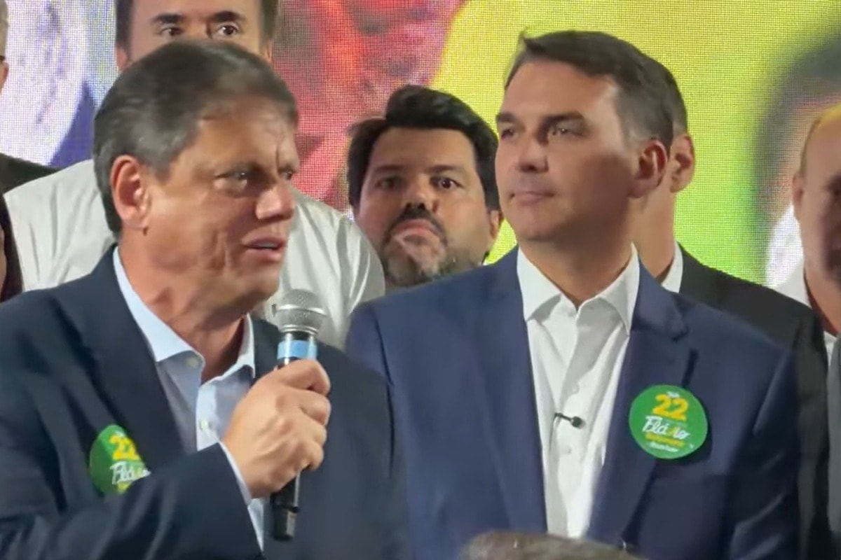 Tarcísio estreia em campanha de Flávio com viagem a Porto Alegre nesta 4ª