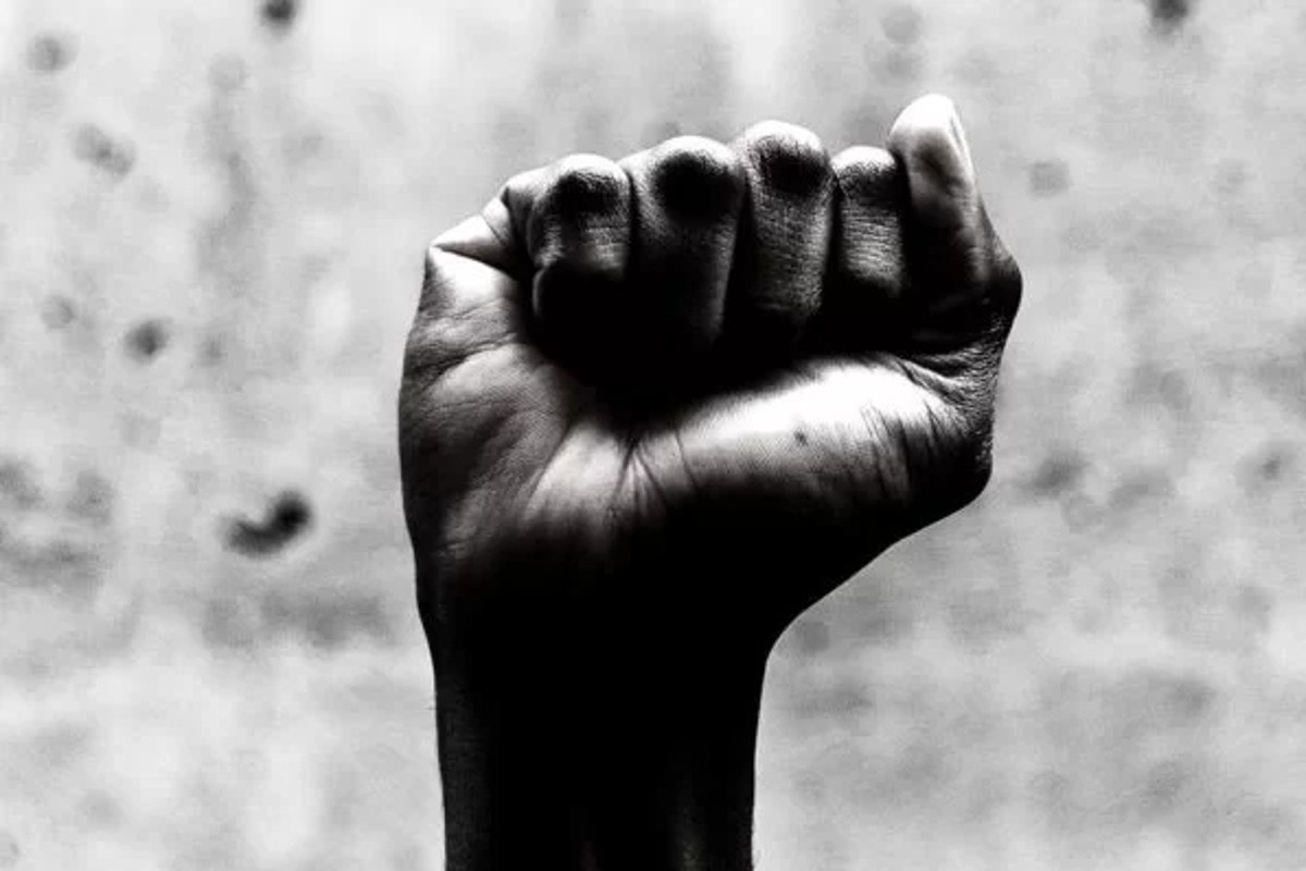 Mulher é detida por racismo contra africanas em ônibus: "Negrinhas"
