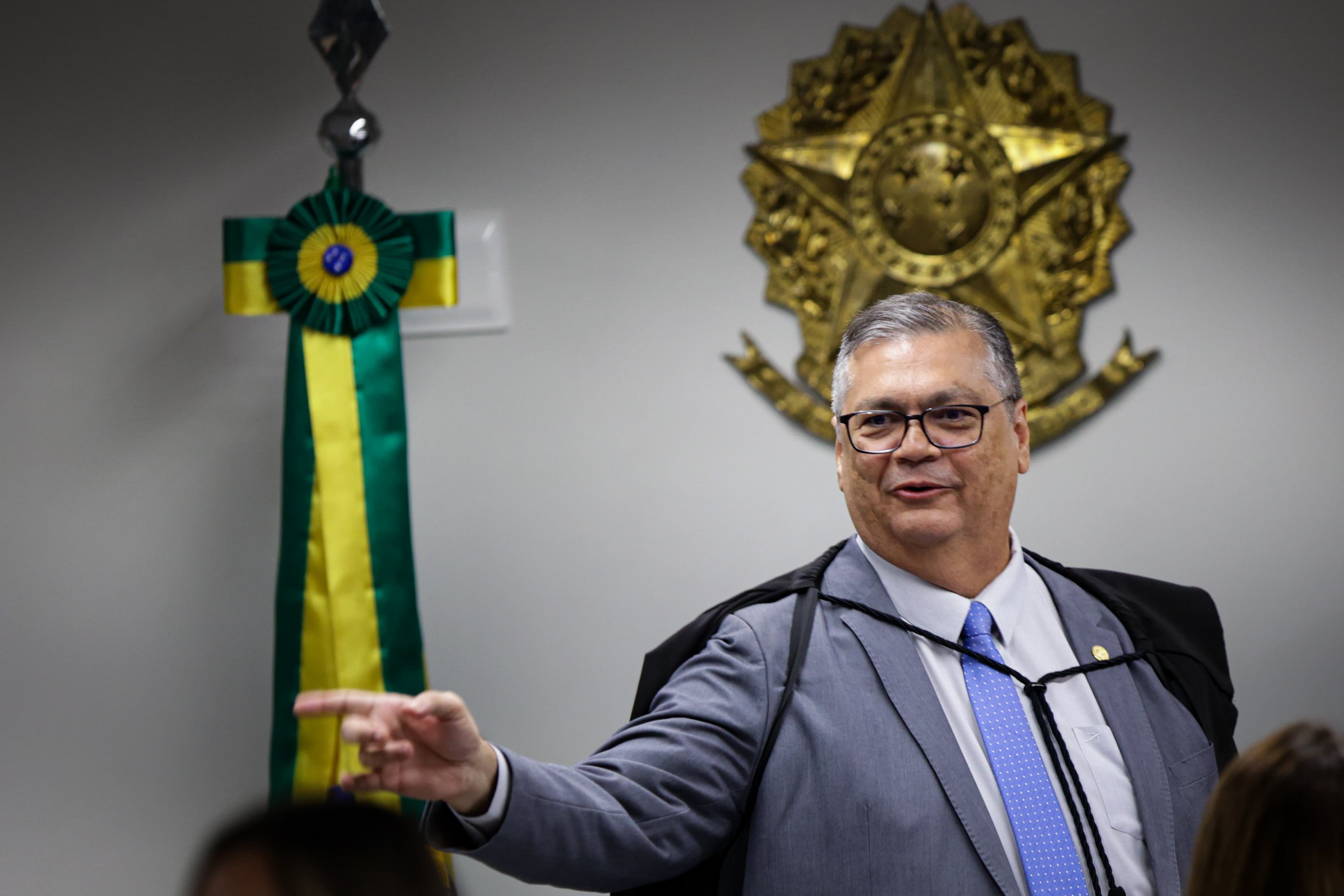"Emenda Pix" não é o mesmo que "passar um Pix", diz Dino