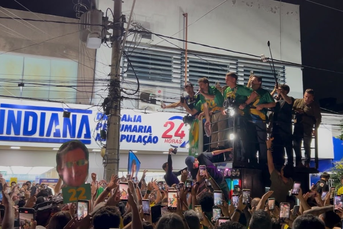 Nikolas joga picanha para apoiadores em MG: “Lula não deu, mas Flávio deu”