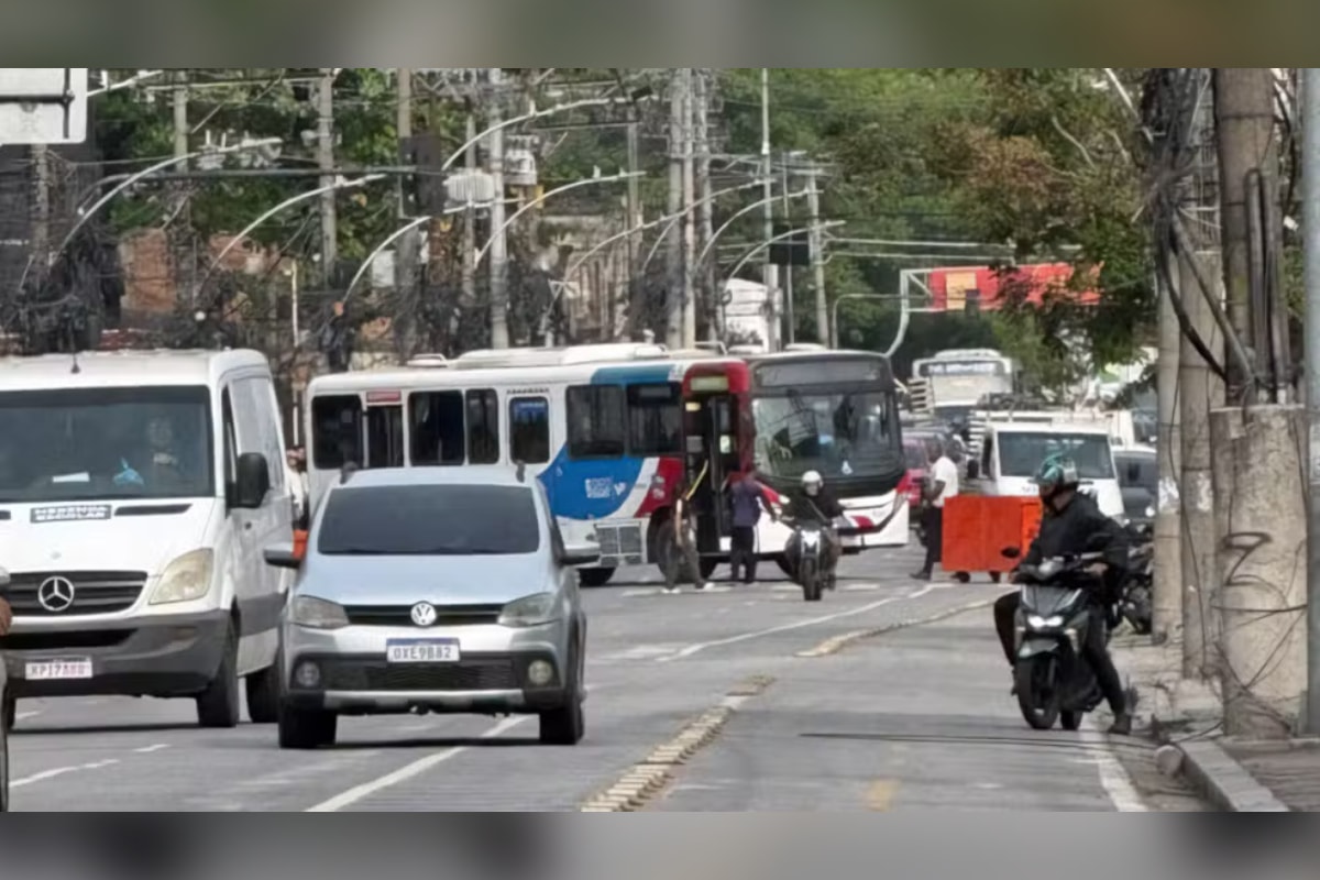 Operação da PM no Rio tem 1 morto, 6 presos e 19 ônibus como barricada