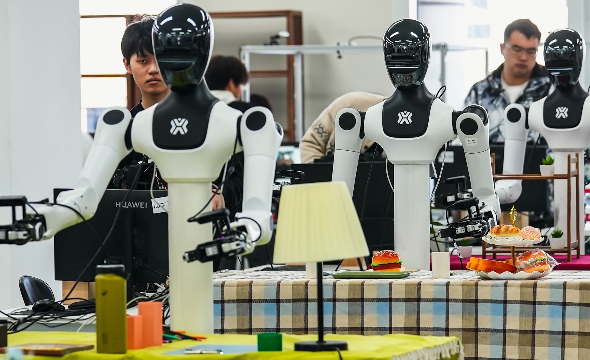 Robô chinês corre 100 m em 10 s e chega perto de recorde de Usain Bolt