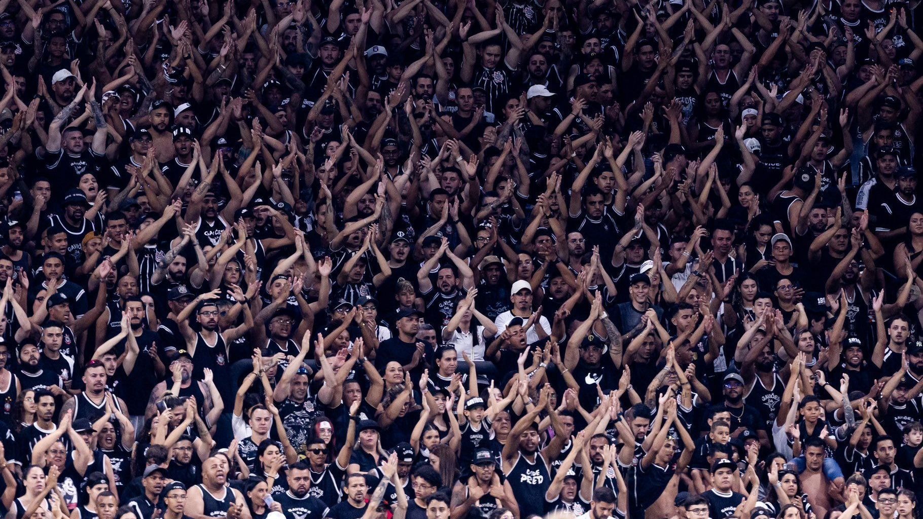 Corinthians: torcida vai ao CT, cobra Seedorf e pede afastamento de Memphis