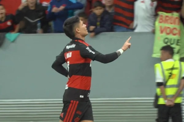 Flamengo confirma lesão no joelho esquerdo de Luiz Araújo