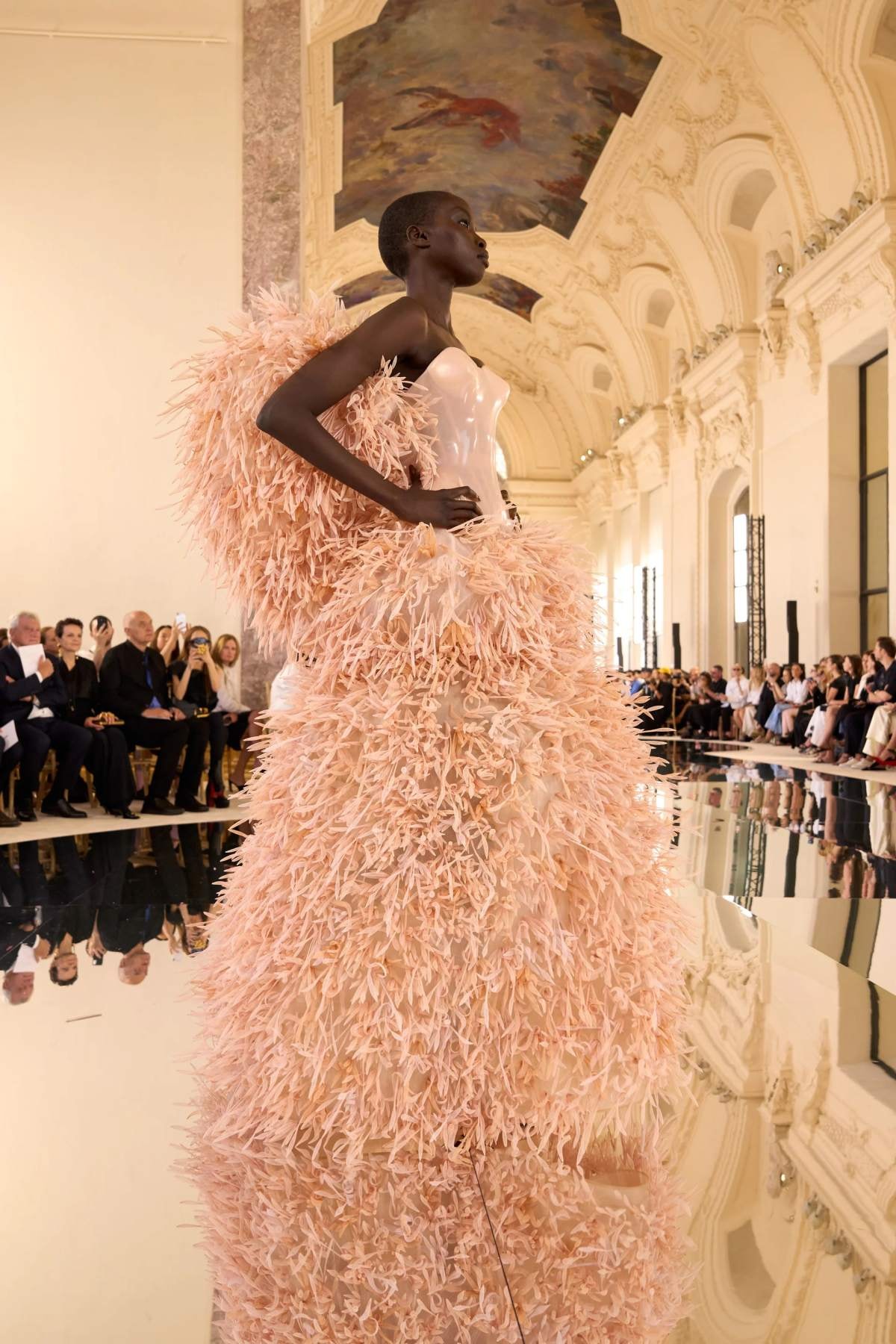 Schiaparelli celebra legado de Elsa em desfile que se distancia da IA