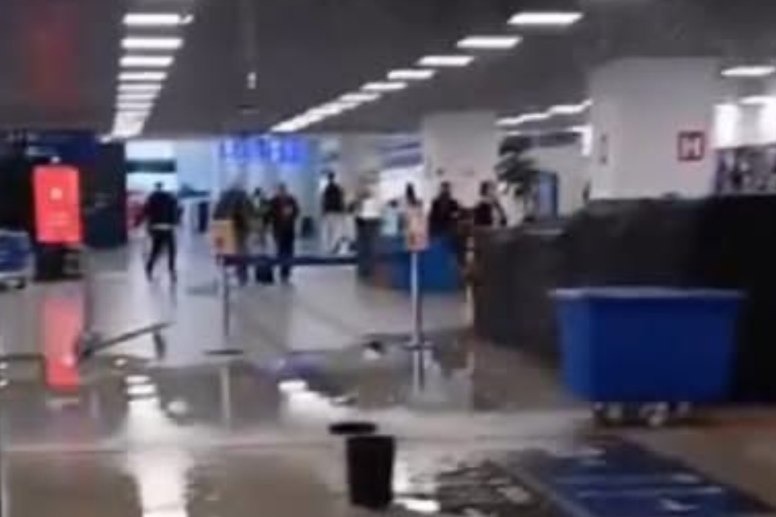 Forro do teto do Aeroporto Salgado Filho desaba em Porto Alegre