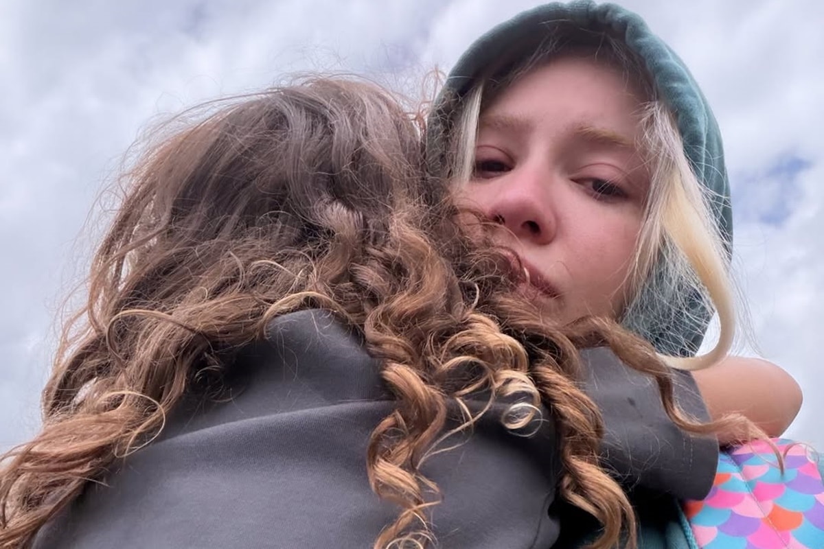 Karoline Lima chora ao perder apresentação da filha, Cecília, na escola