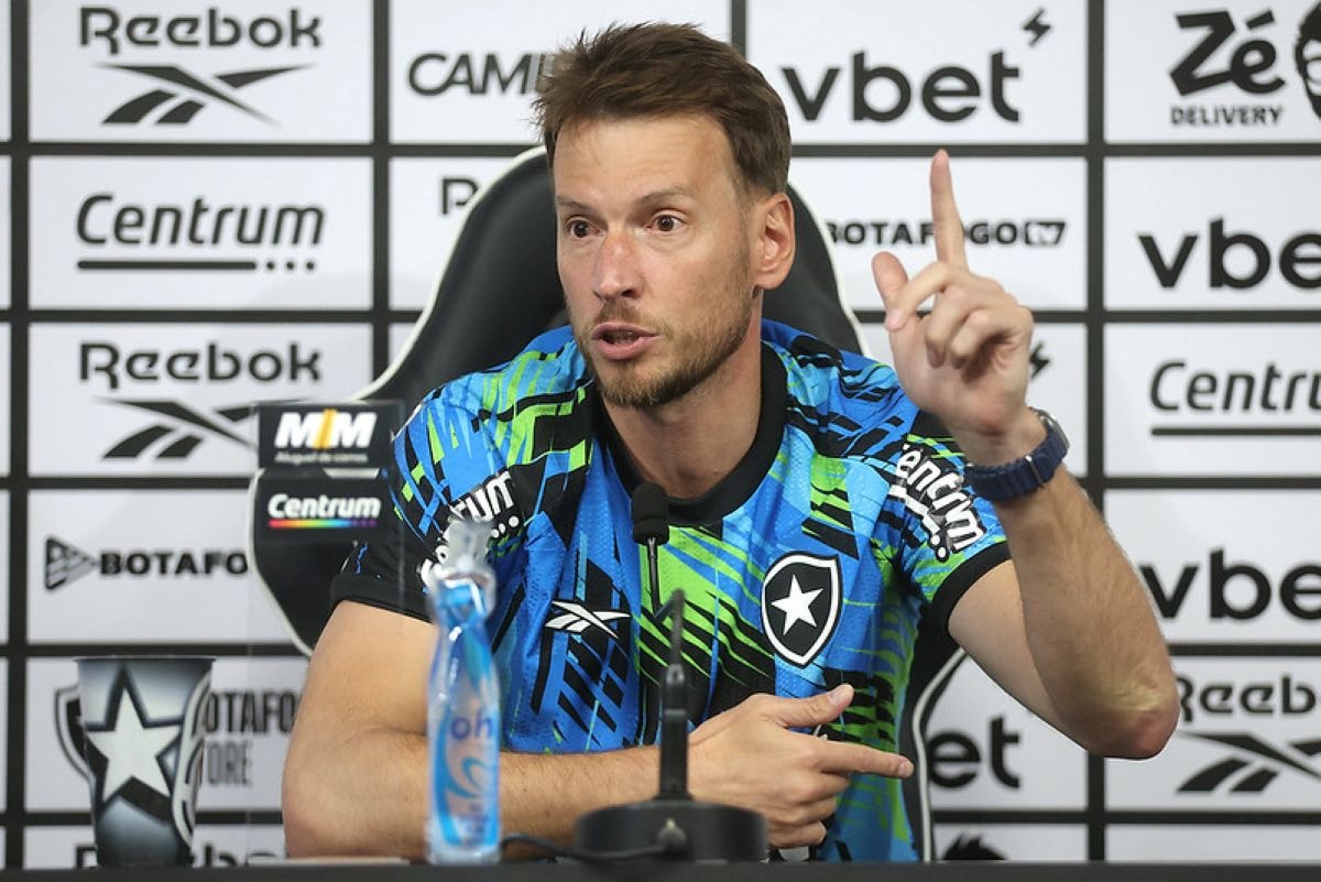 Após perder espaço, Botafogo rescinde contrato com o goleiro Neto