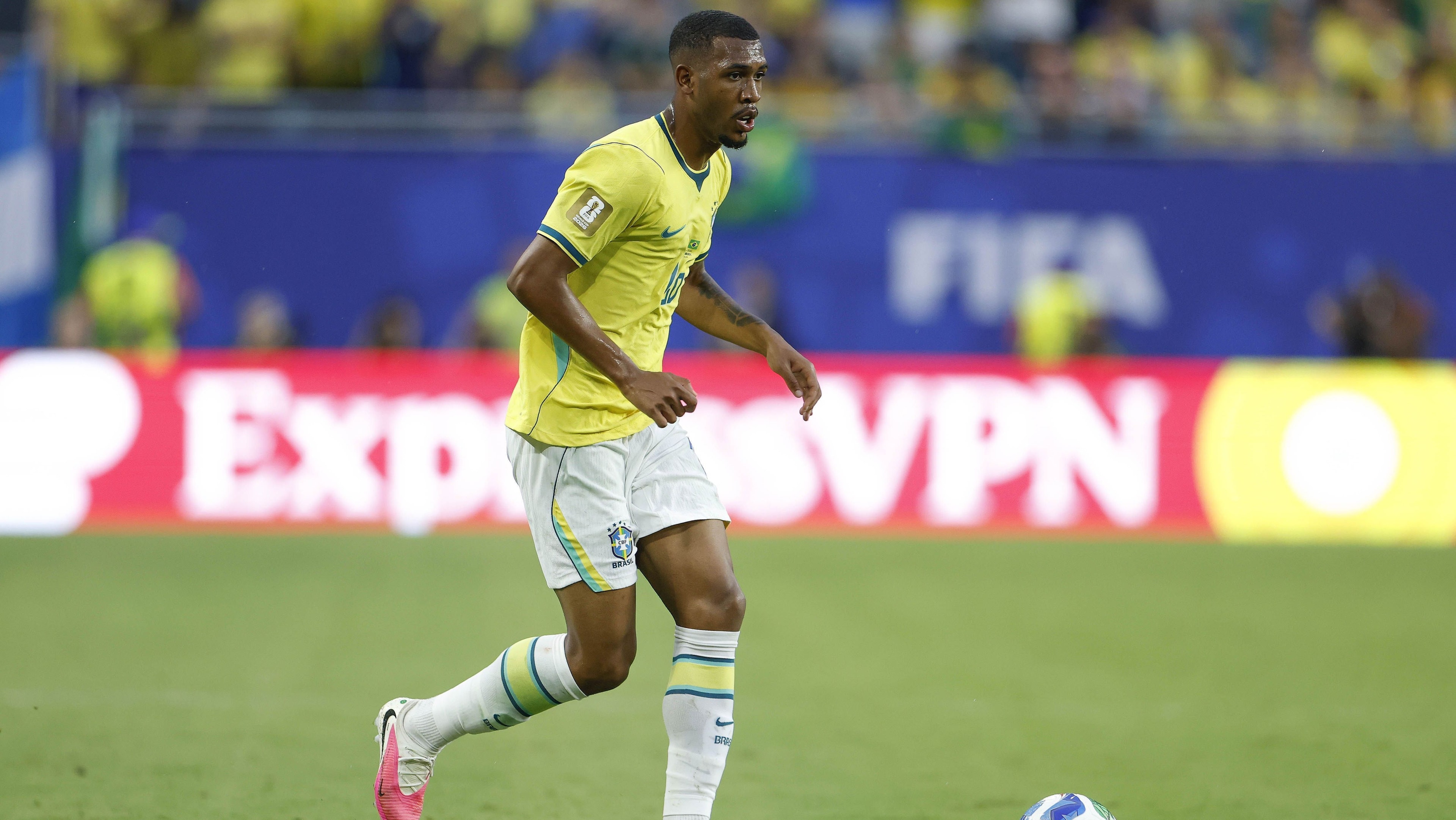 Goleiro de clube inglês recusa cargo de rei na África para seguir carreira