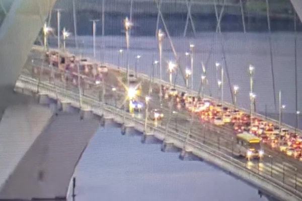 Interdição de faixas na Ponte JK trava trânsito no sentido Plano Piloto