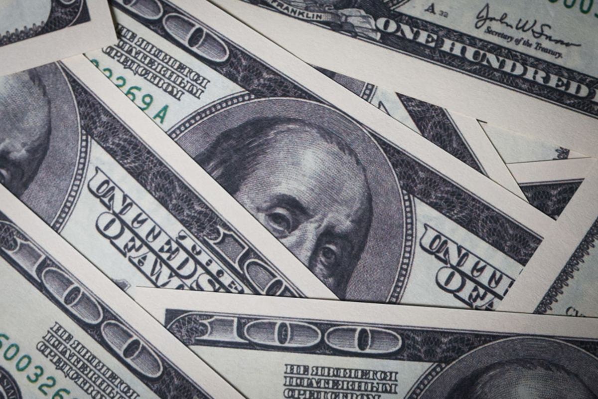 Dólar fica estável com retomada de negociação entre EUA-Irã. Bolsa cai