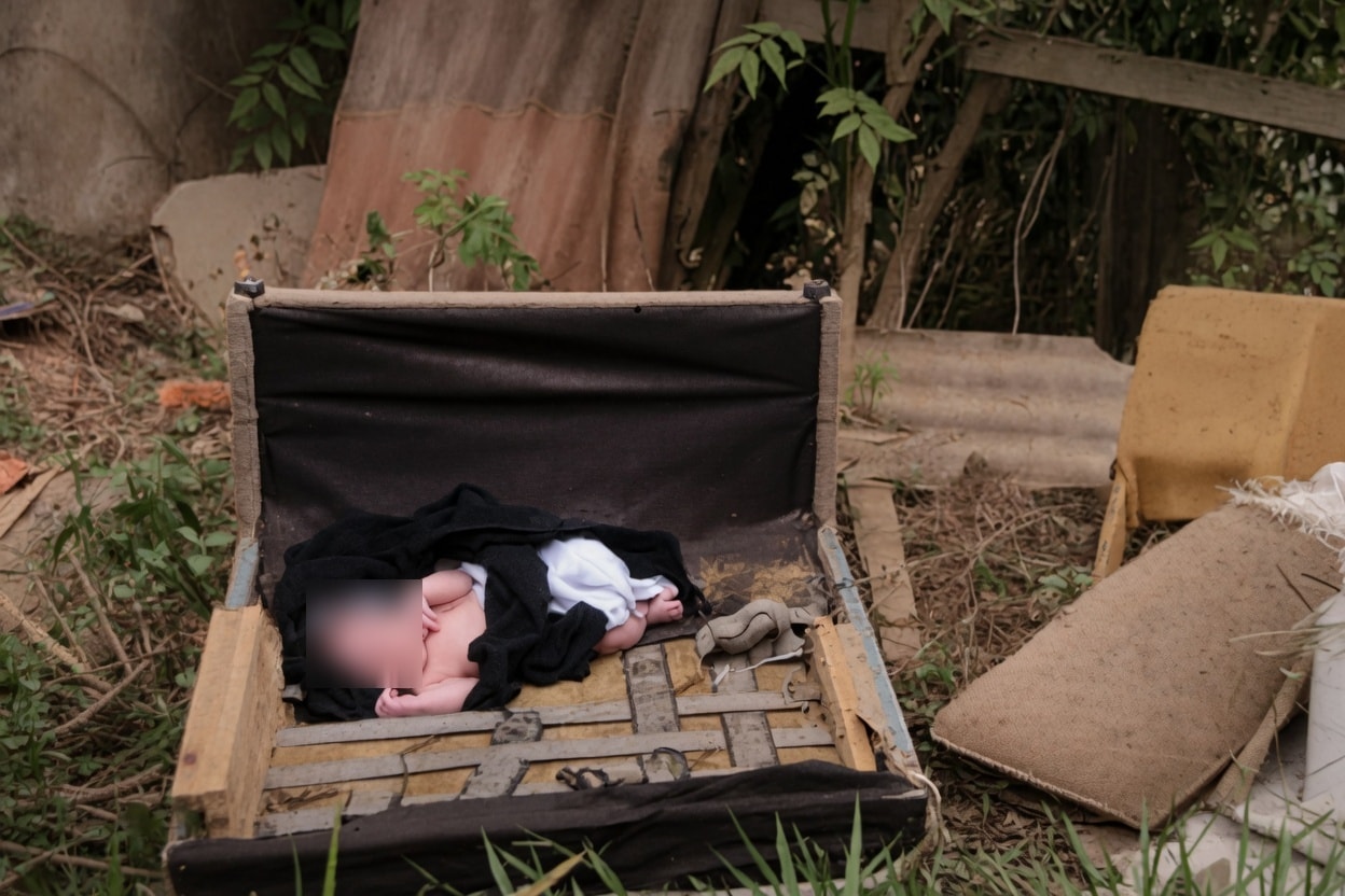 Mãe é presa após abandonar recém-nascido em lote vago de Sabará