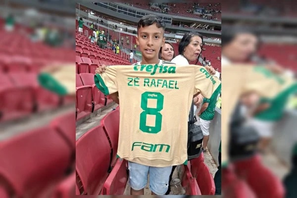 "Queria ser goleiro", diz mãe de menino de 12 anos morto após choque em trailer
