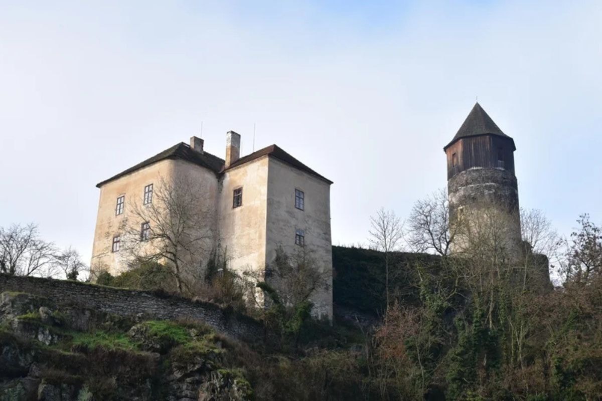 Vendas de Kingdom Come: Deliverance ajudam a preservar castelo real