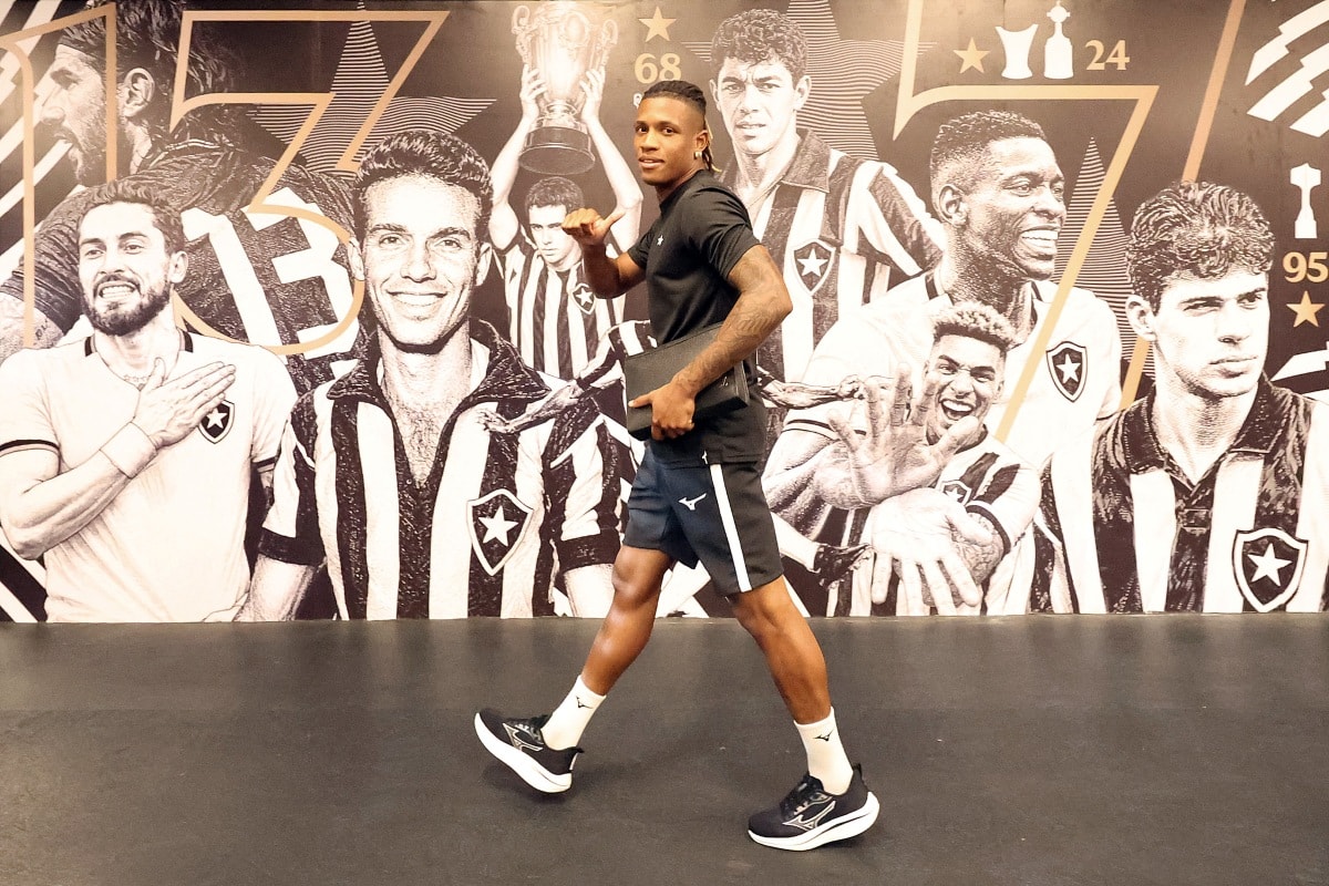 Cobiçado pelo Palmeiras, Danilo inicia jogo do Botafogo na reserva