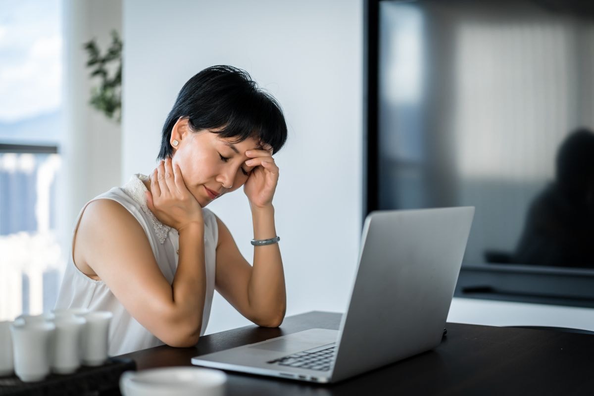 Olho seco na menopausa pode ter origem hormonal, e não falta de água