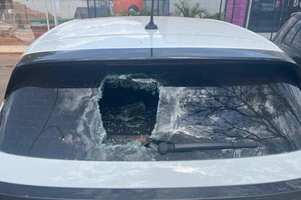 Câmera flagra moradora de rua depredando carros em estacionamento