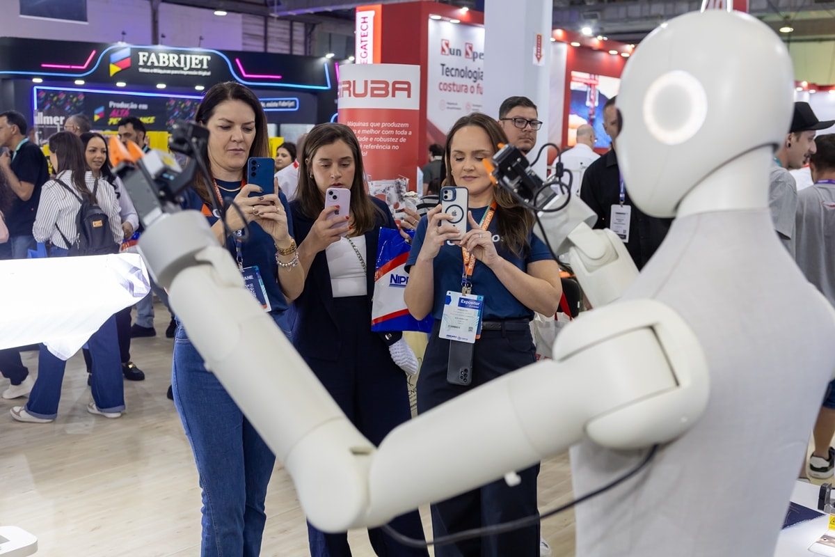 Robô costureiro usa IA para manipular tecidos de forma autônoma