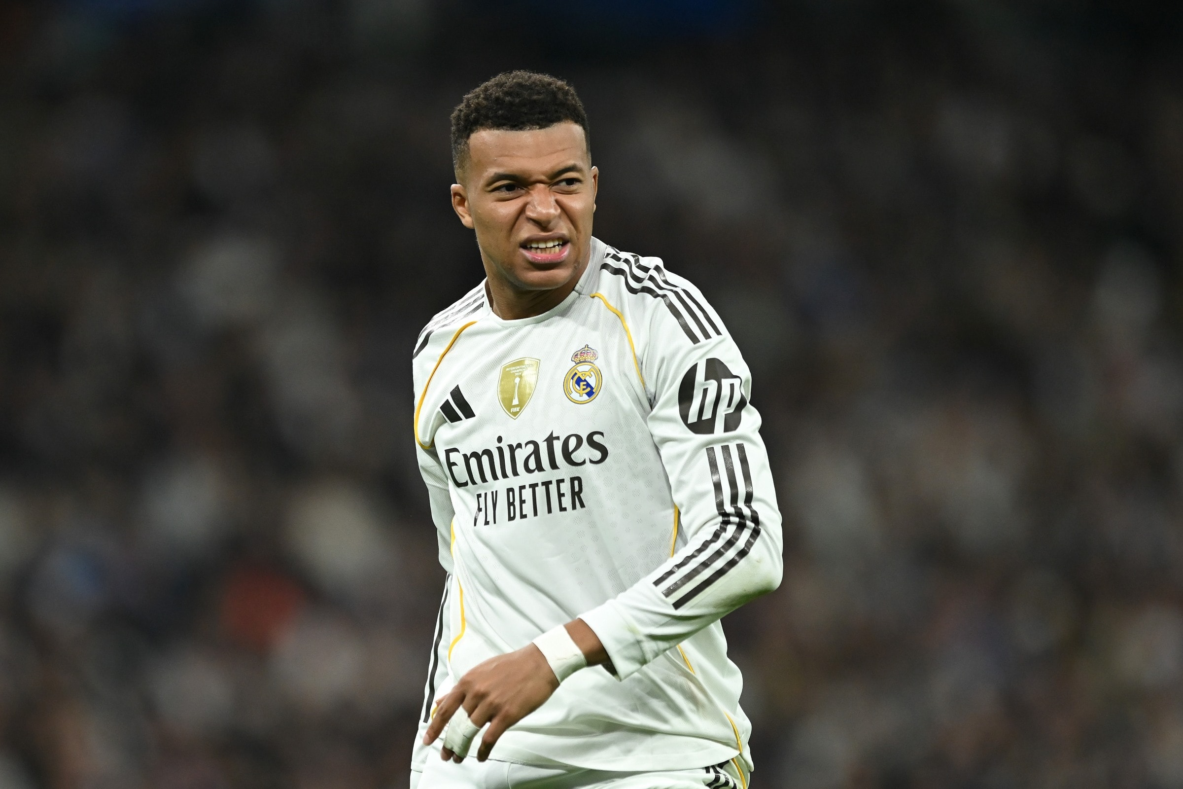 Jogo do Real Madrid é marcado por protestos contra Mbappé e Florentino