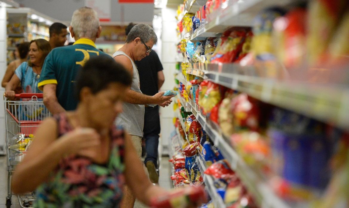 Alívio na inflação é pra valer? Três fatores ainda tiram o sono de economistas