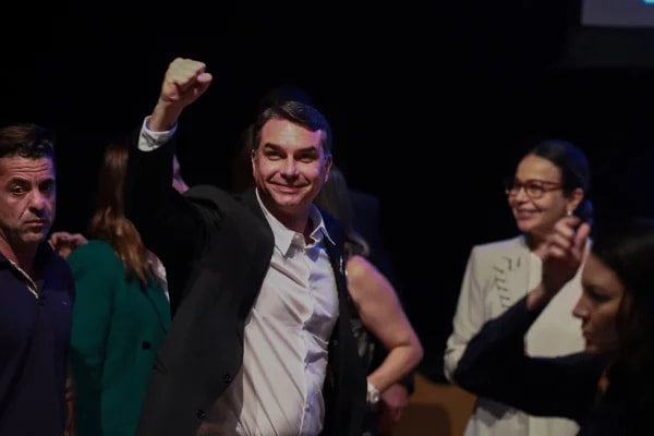 Flávio elogia Michelle e diz que ela terá "acesso direto à Presidência"