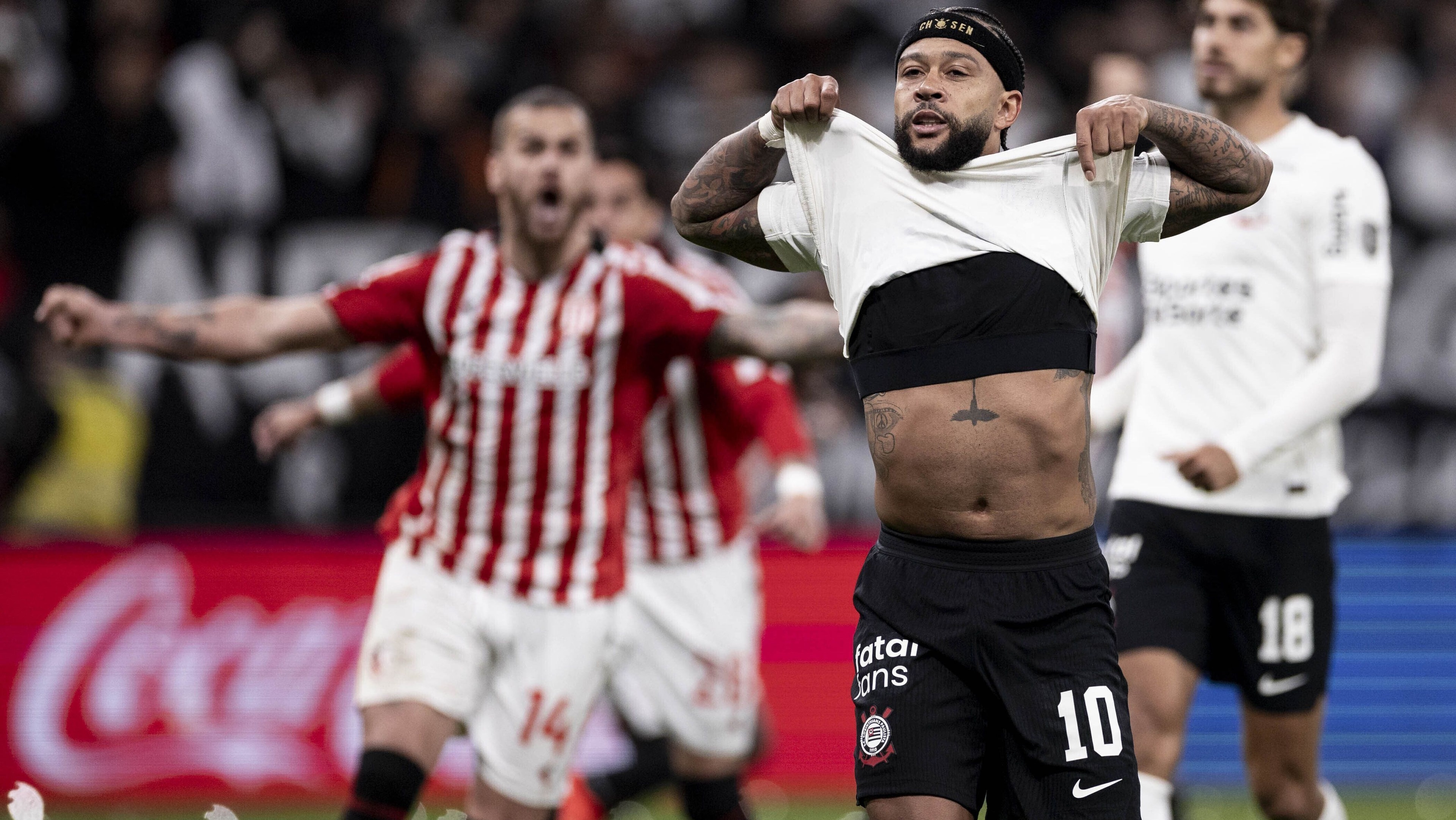 Corinthians é multado após Memphis Depay evitar imprensa