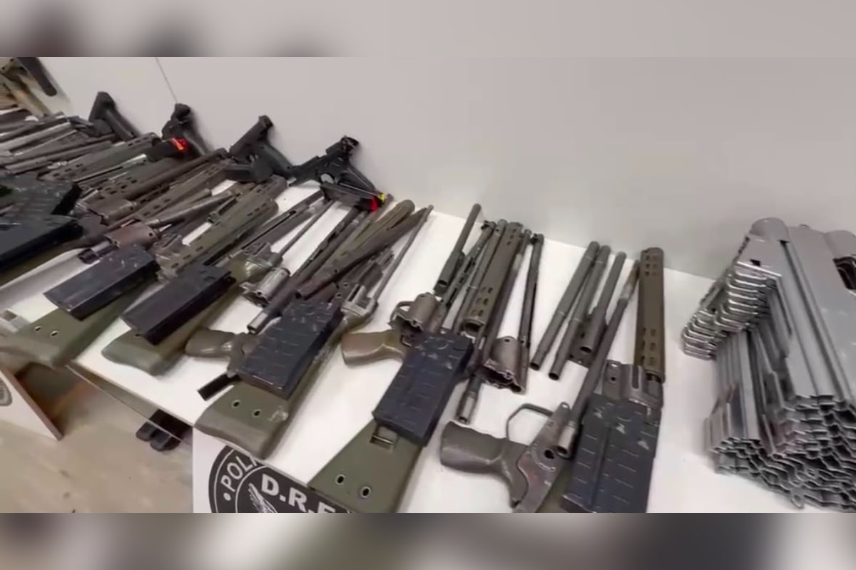PF prende motorista com 16 fuzis e pistolas escondidos em furgão no RJ