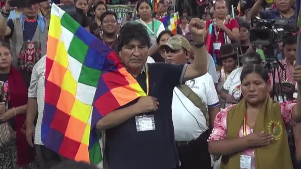 Bolívia facilita declaração de estado de emergência em meio a protestos