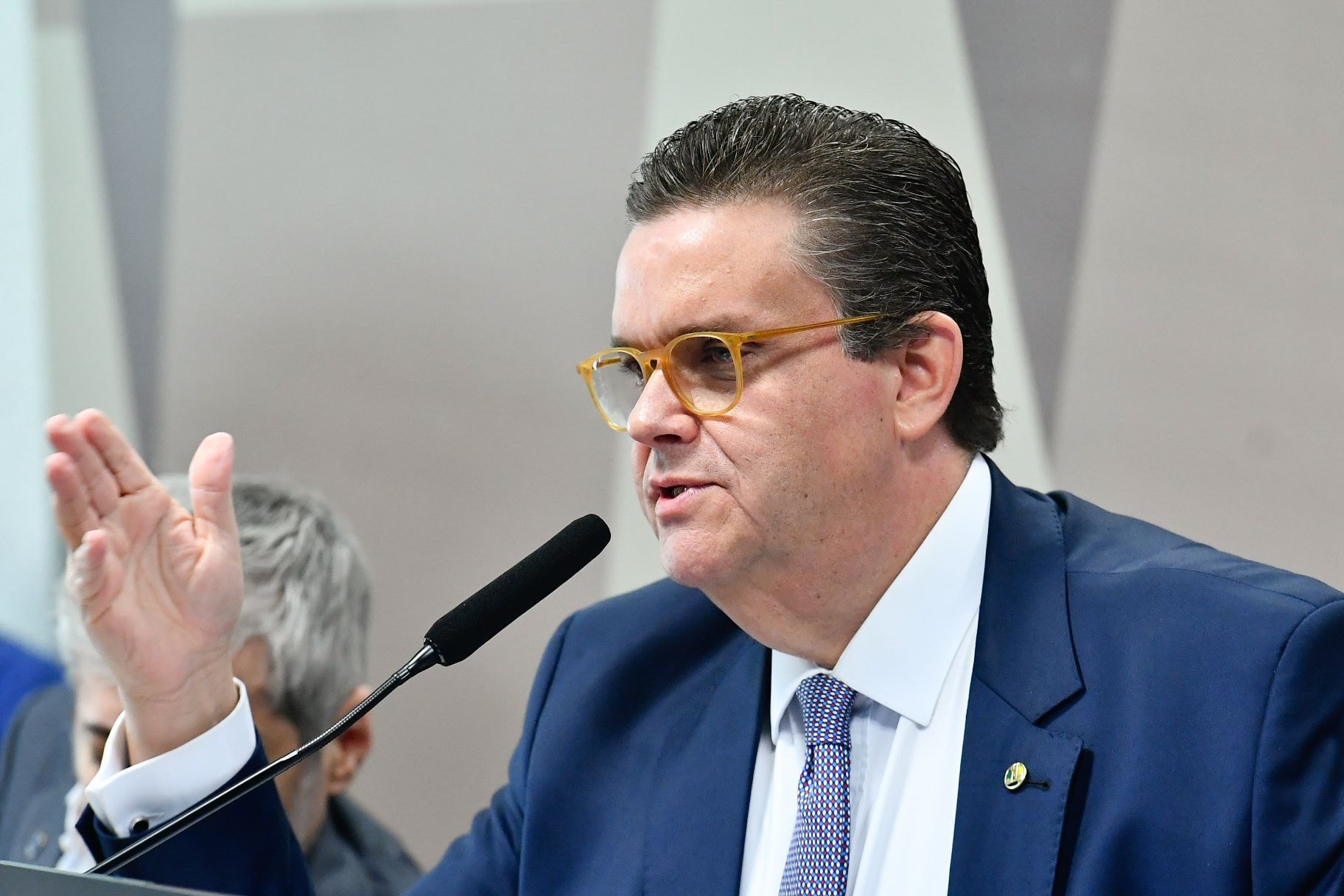 Ministro da Previdência diz ser contra reforma e fala em zerar fila do INSS