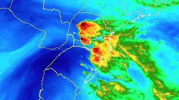 Ciclone extratropical na costa do Brasil põe estados em alerta de perigo