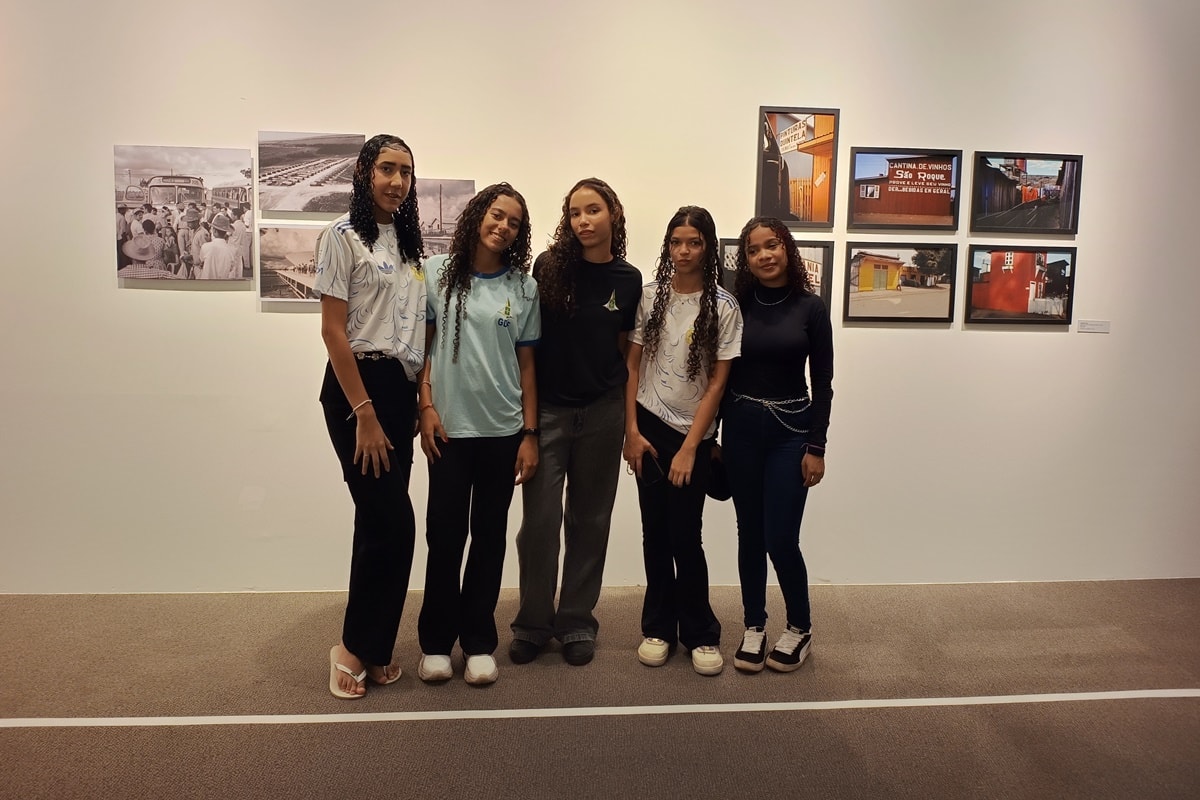 Alunos de São Sebastião visitam a exposição Utopias em construção