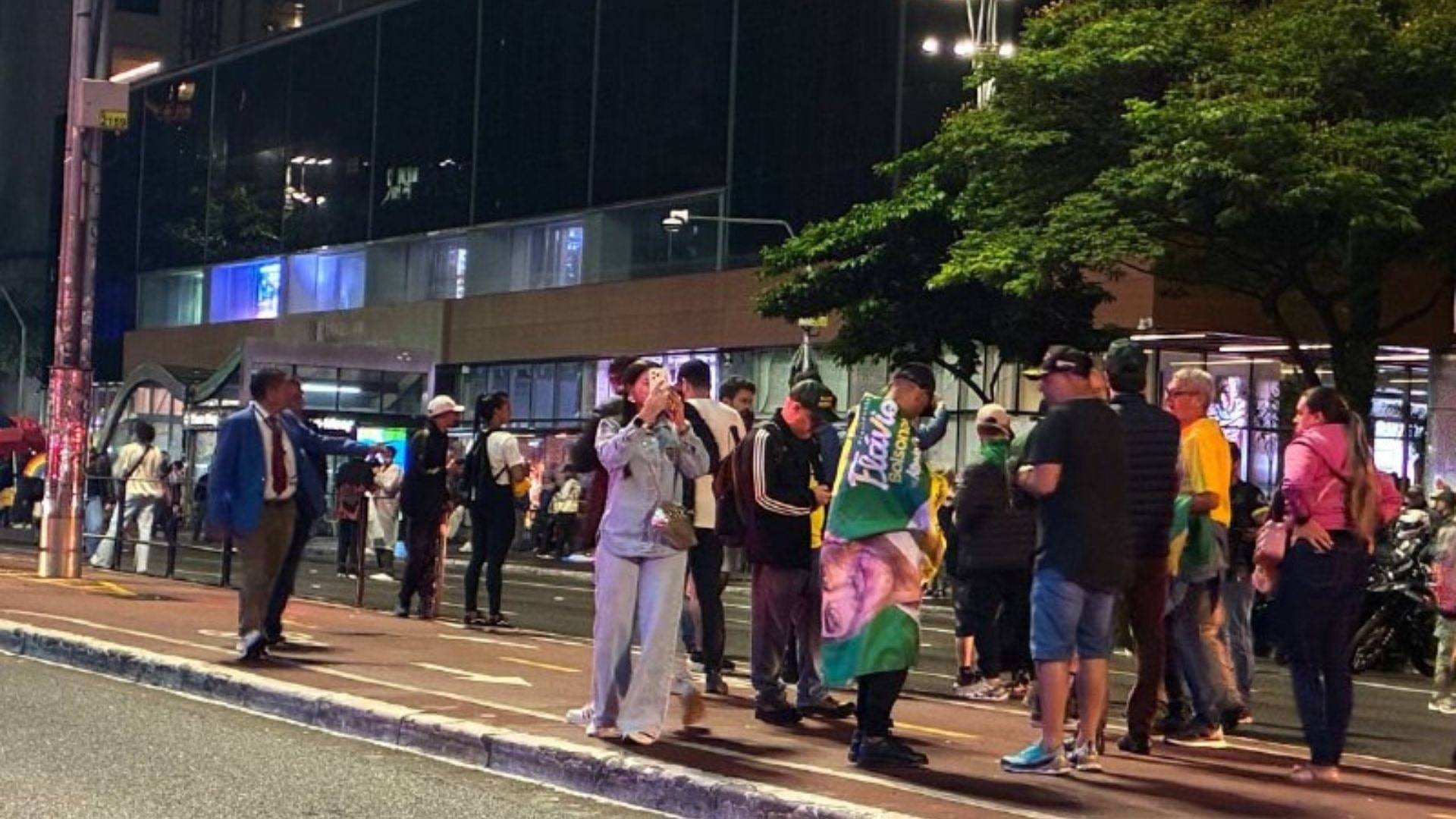 Apoiadores de Lula e Flávio acompanham apuração na Paulista; veja fotos