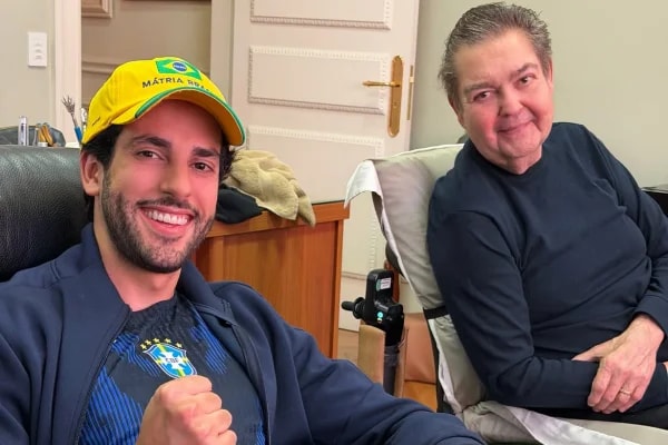 Genro assiste jogo do Brasil ao lado de Faustão: "Vitória em boa companhia"