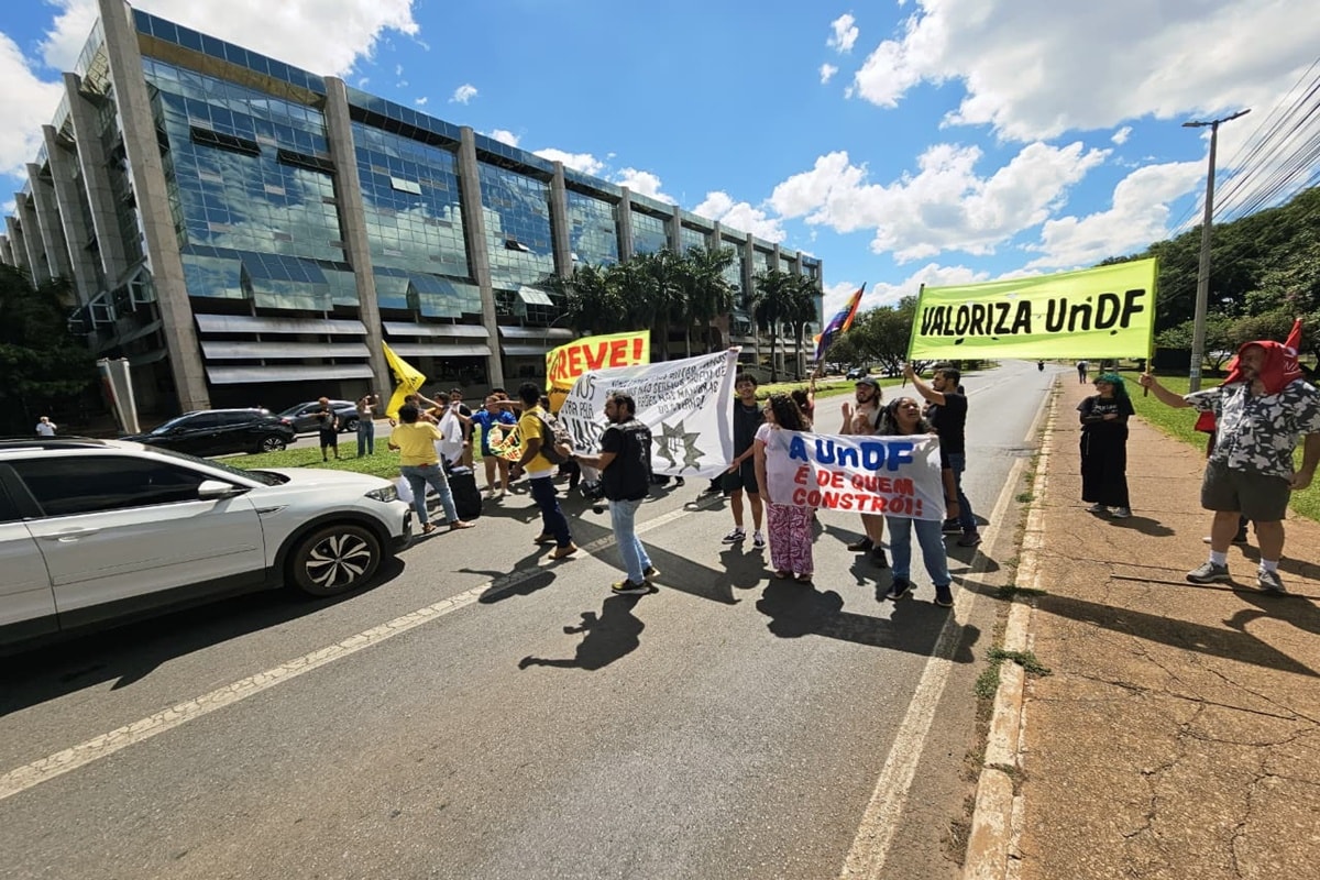 Professores e alunos fecham a W3 e pedem exoneração de reitora da UnDF