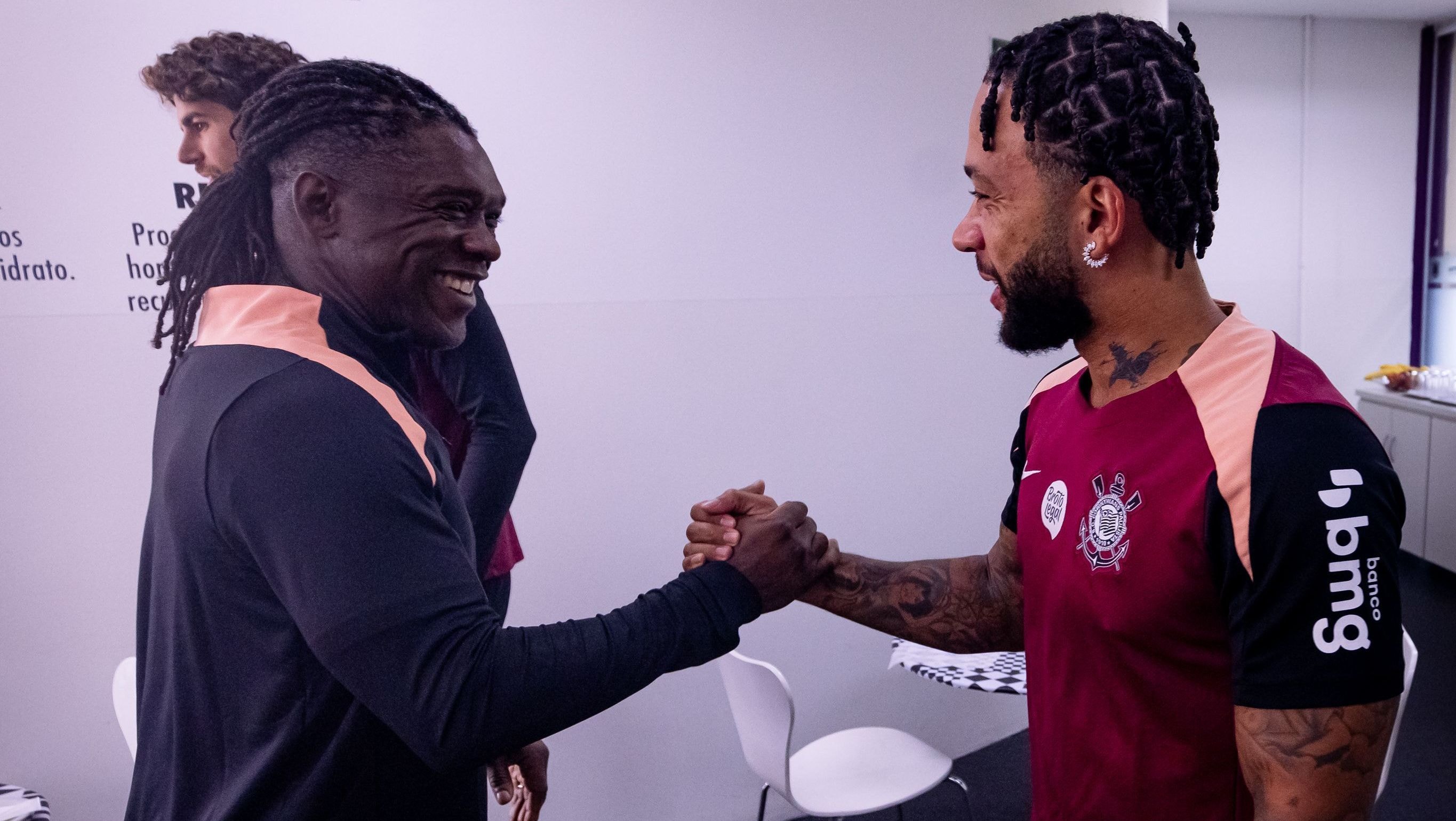 Seedorf deixa política de lado e diz que veio para “trabalhar no campo”