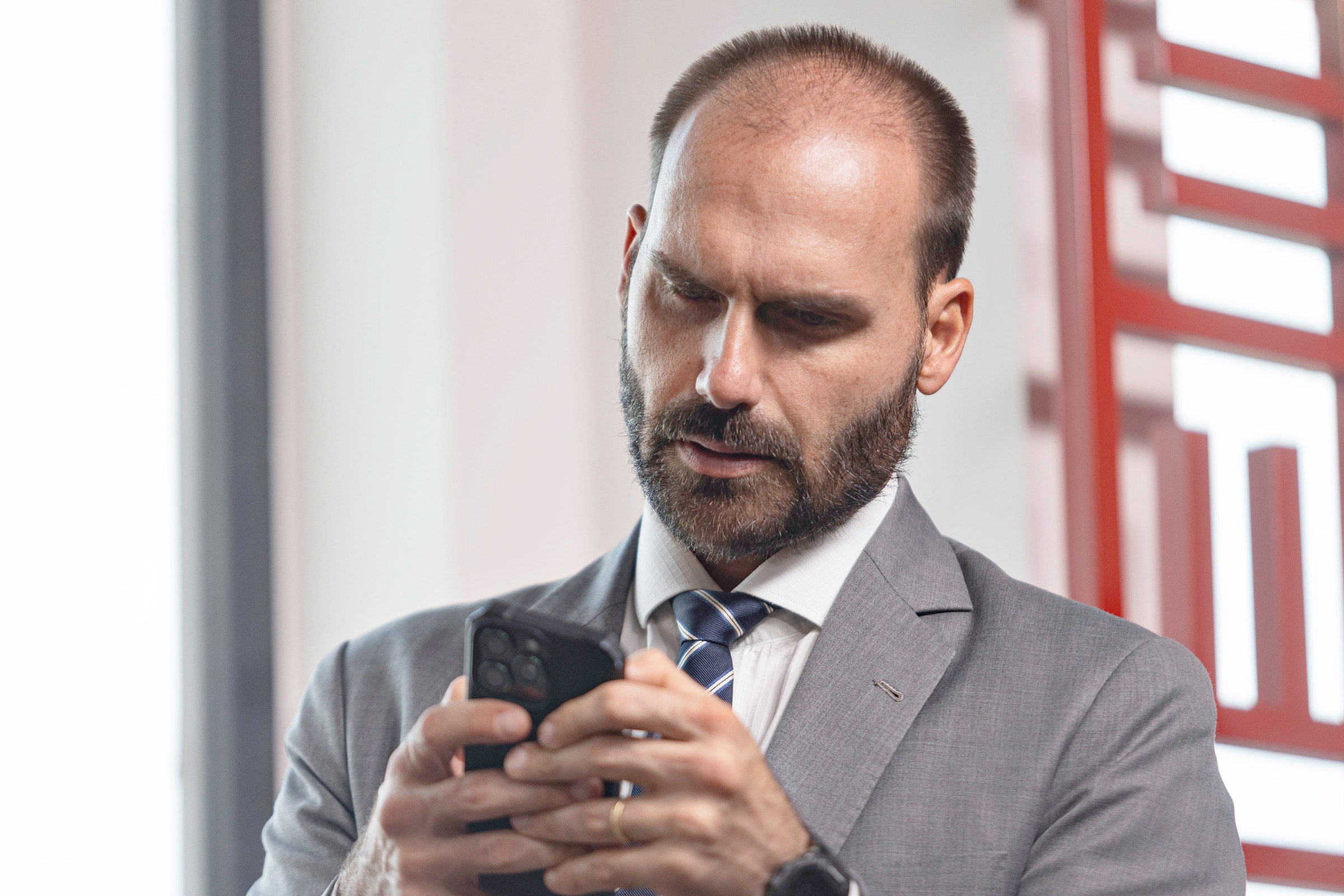 Eduardo Bolsonaro aciona polícia dos EUA contra repórter do Intercept