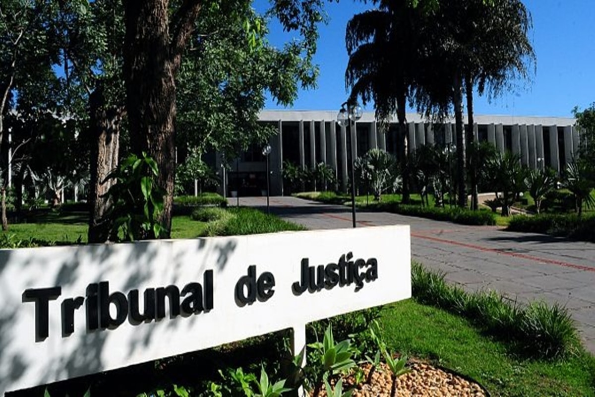 Empresa é condenada por servir hambúrguer com barata para grávida