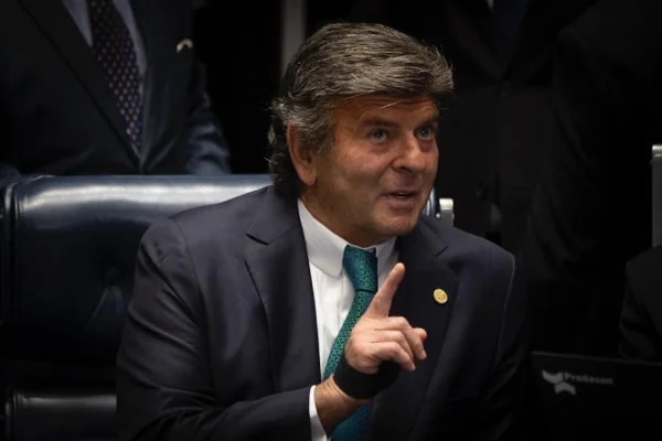 Fux indica a aliados que não vai se declarar impedido de julgar Moraes