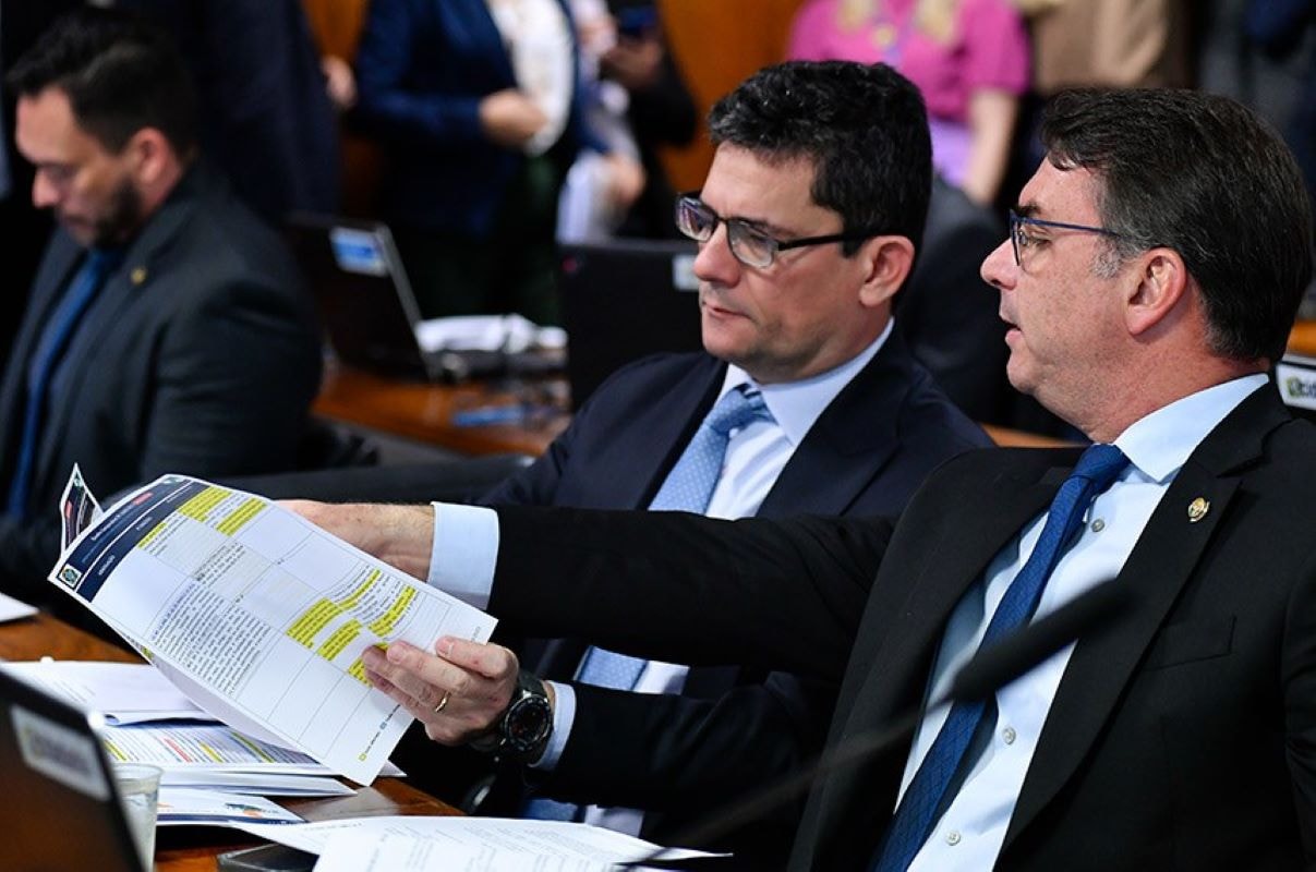Pai manda aguentar, mas cotação de Flávio Bolsonaro despenca