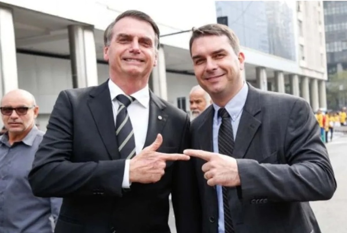 Defesa de Bolsonaro recorre de decisão que suspendeu visitas de Flávio