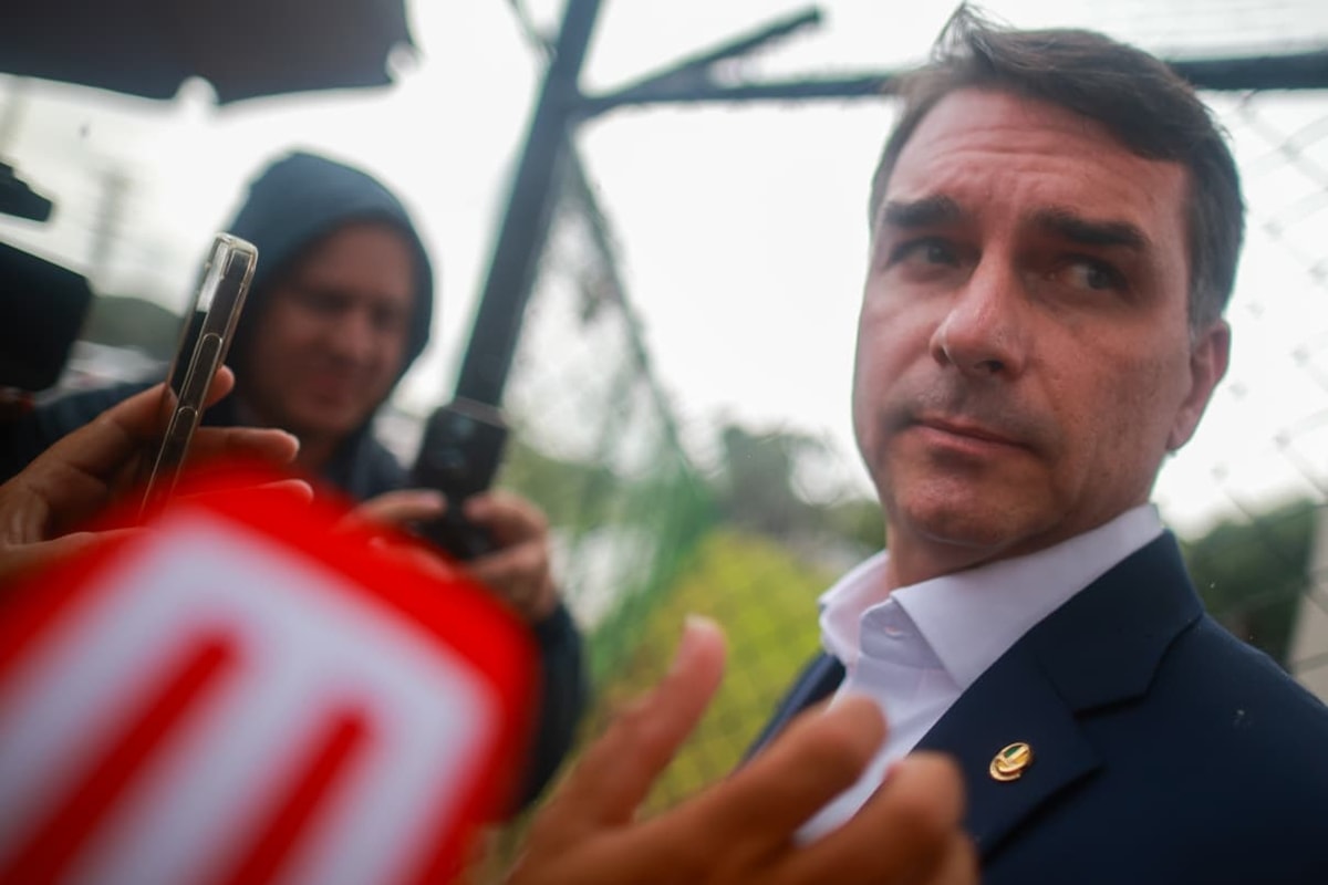 Flávio quer usar embaixada para entrevista após encontro com Trump