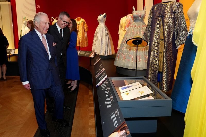 Família real divulga foto do príncipe Louis para aniversário de oito anos