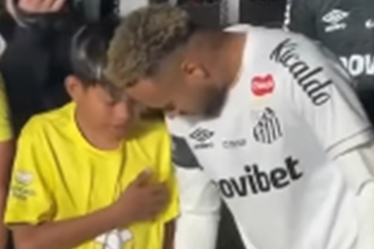 Reação de crianças ao encontrar Neymar antes de jogo viraliza. Veja vídeo