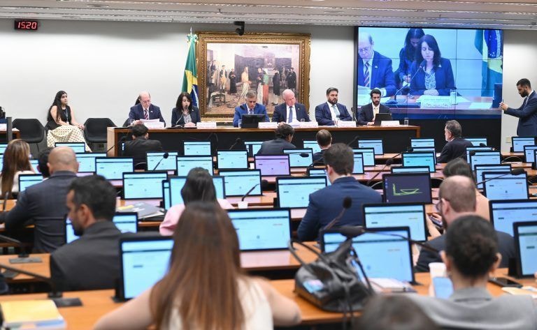 Com apoio de Hugo, CCJ vota PEC que prevê o fim da escala 6×1 nesta quarta