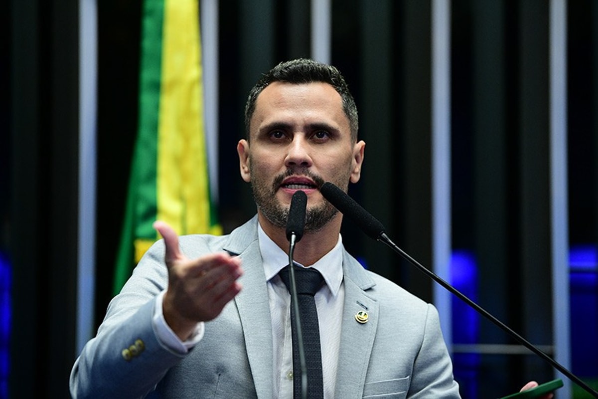 Cleitinho é cobrado a se manifestar sobre Flávio: "Vai passar pano?"