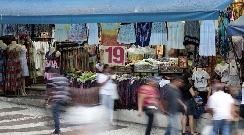 Confiança do consumidor nos EUA cai antes de eleições de meio de mandato